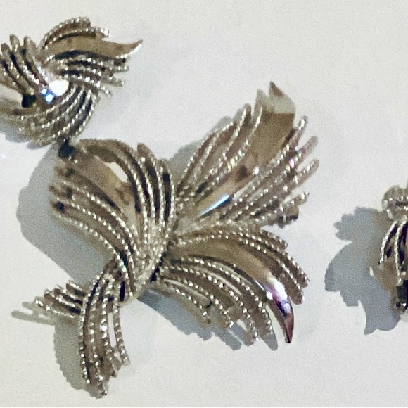 Trifari Brooch with matching Earrings - Picture 1 of 7